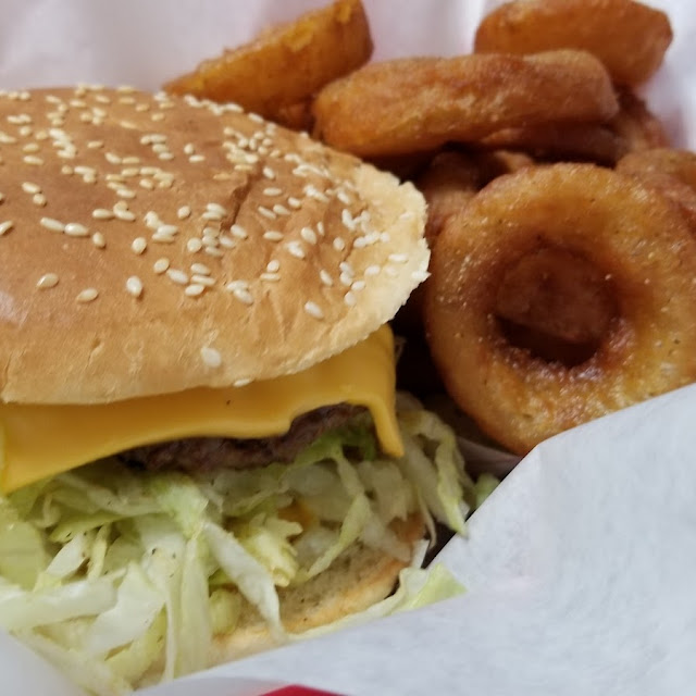 Cheeseburger with Onion Rings