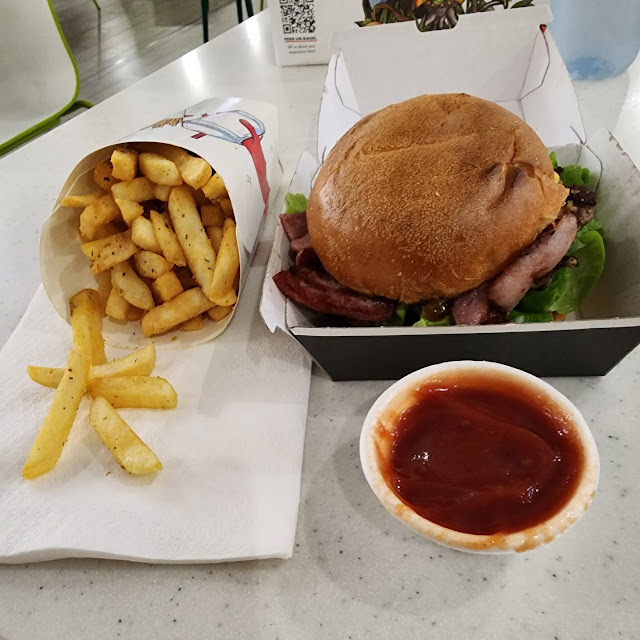 New Yorker Burger with Chips and Ketch Up