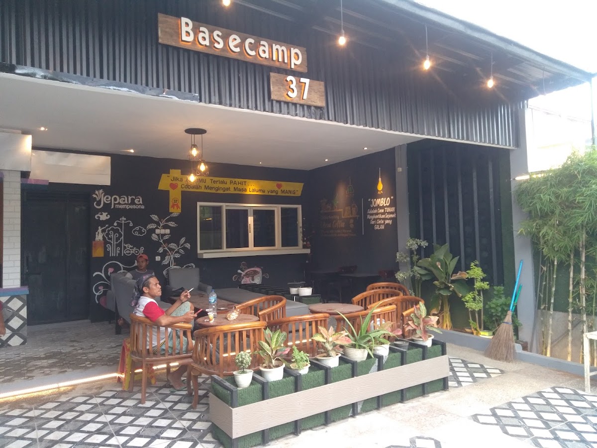 Cafe Basecamp 37