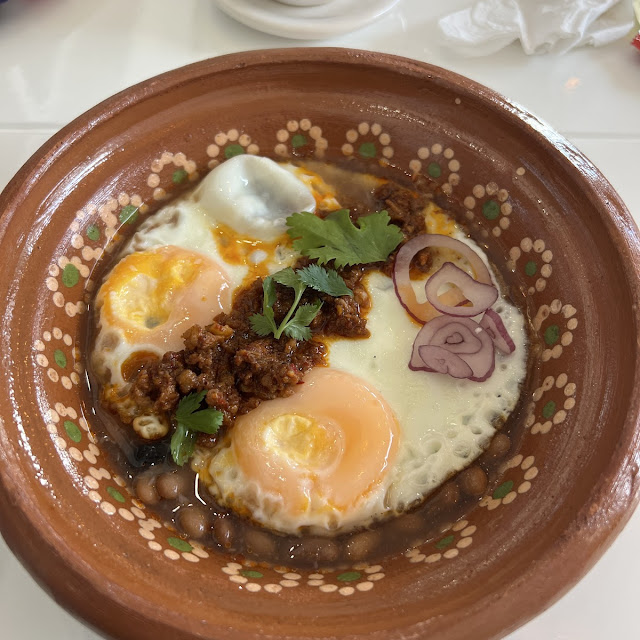 Cazuela de Huevos Con Chicharron