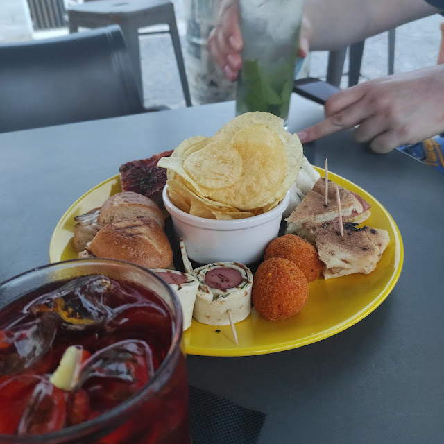 Spritz Con Aperitivo A Buffet