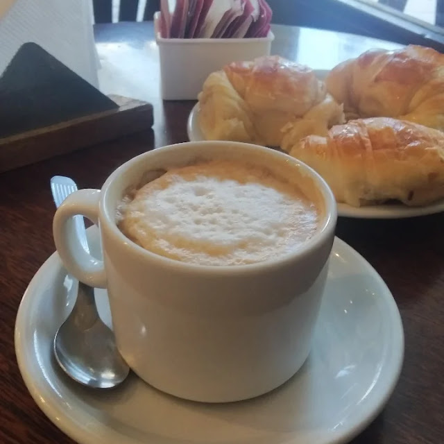 Muy Rico Y Lindo Lugar Y Atención Valor Razonable Café Con Leche Y Medialunas del Manteca