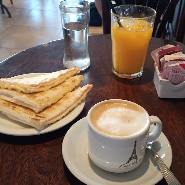 Café Con Leche Tostado Y Jugo de Naranja Exprimido
