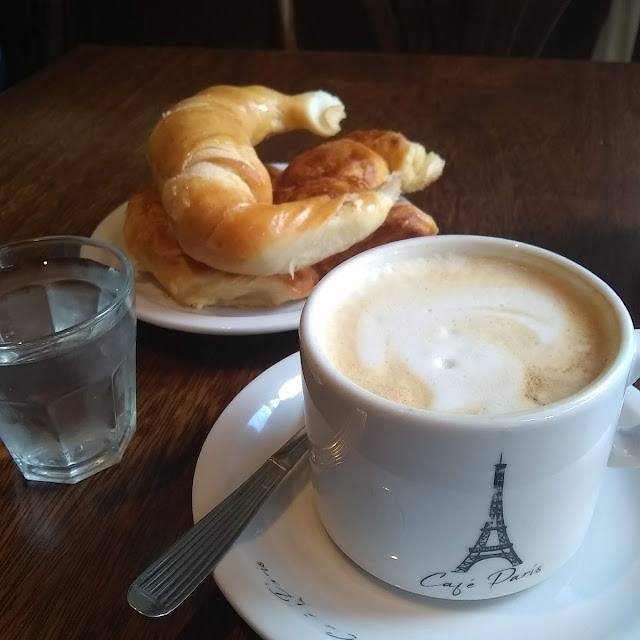 Café Con Leche Medialunas Y Jugo de Naranja Exprimido
