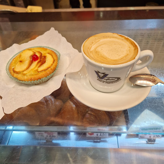 Tortina Di Mele E Cappuccino