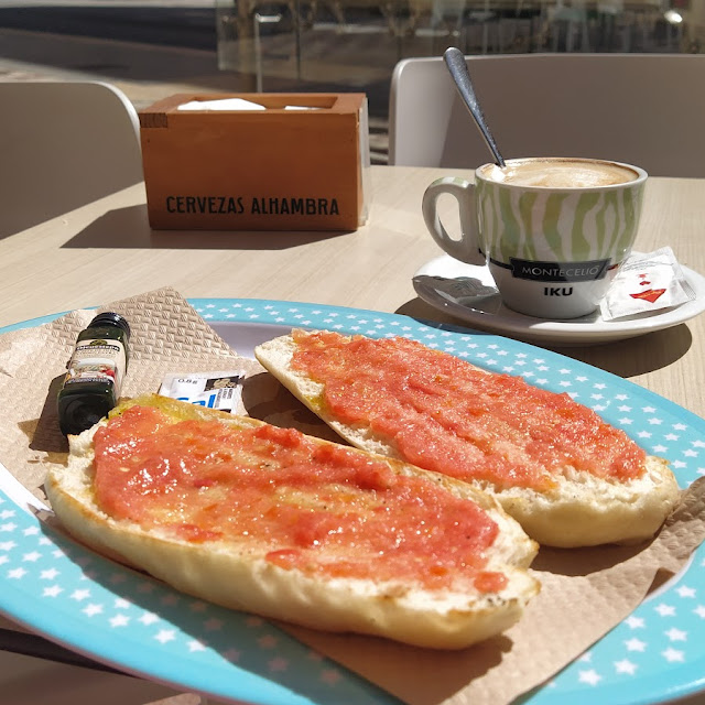 Café Con Leche Vegetal Y Tostada Con Tomate