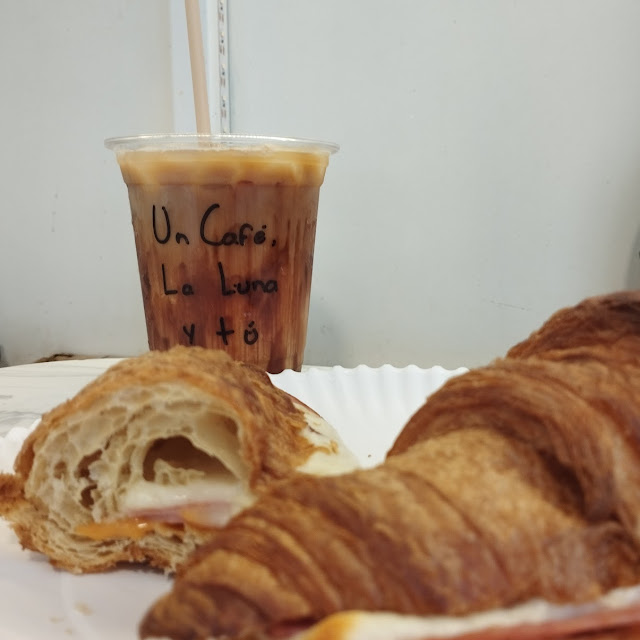 Latte de Caramelo Y Croissant Sencillo