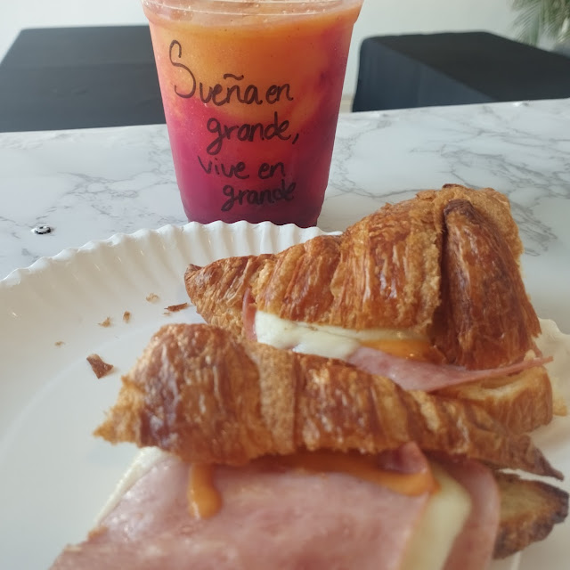 Smoothie de Mango Y Croissant Sencillo