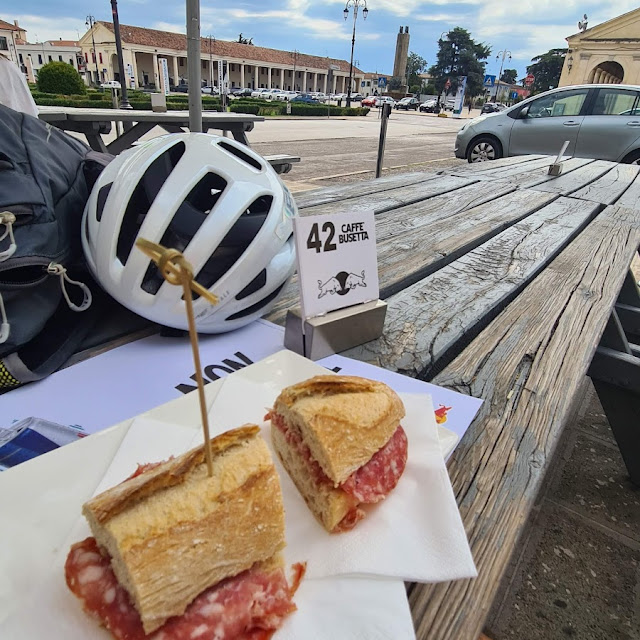 Panino Con Il Salame