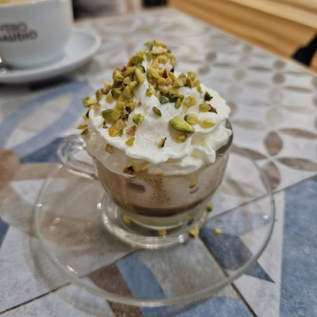 Caffè Con Panna E Granella Di Pistacchio