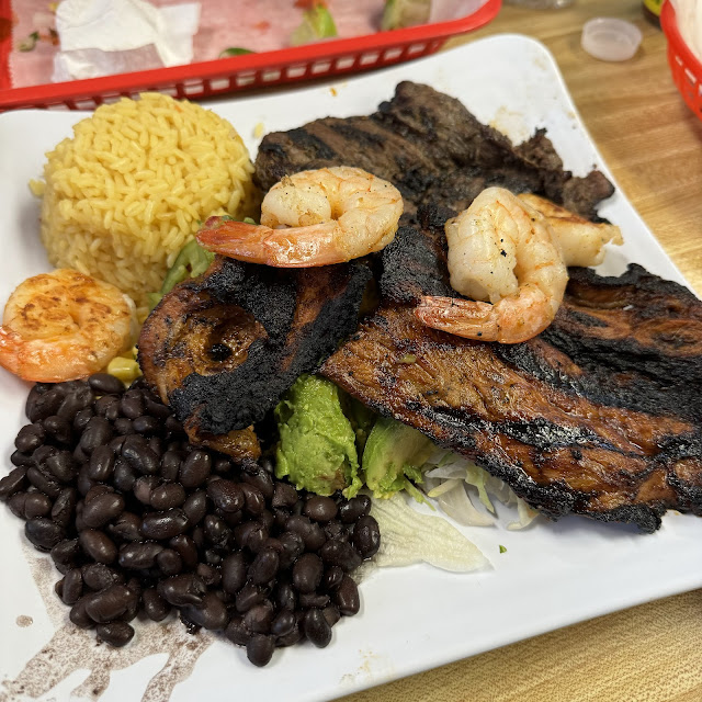 Steak & Shrimp Combo Con Tajadas