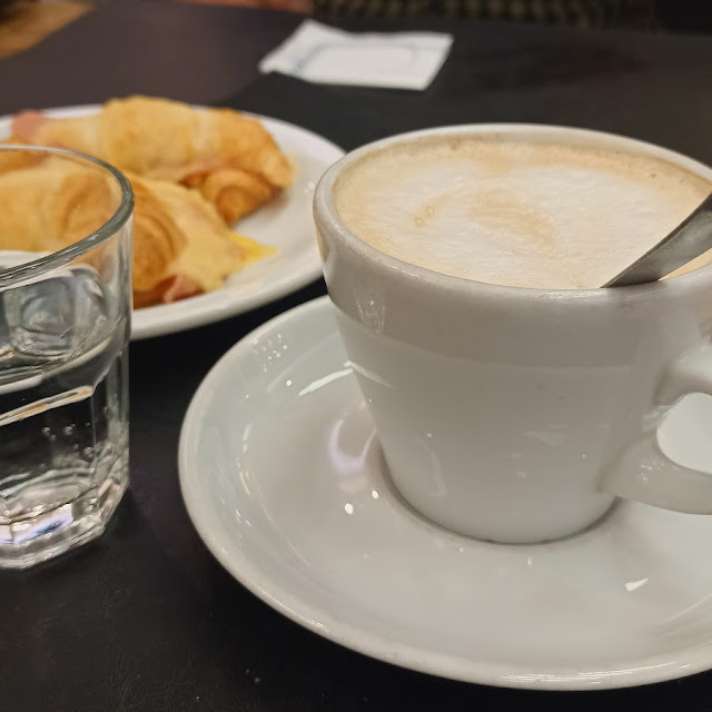 Café Con Leche Con Tres Medialunas