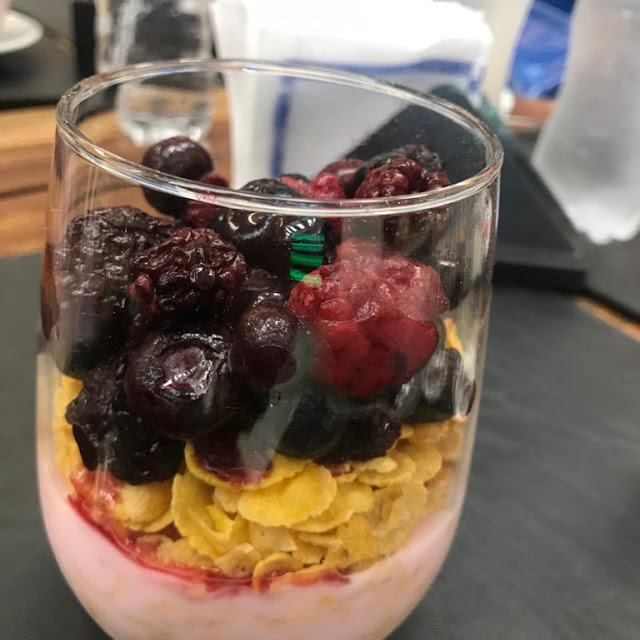 Frutos Rojos Cereales Y Yogurt