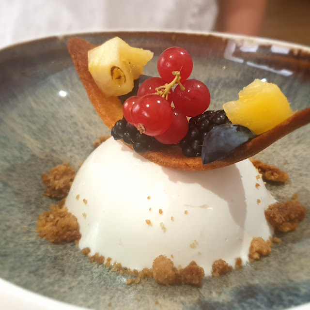 Semi Sfera Allo Yogurt Salato Con Cuore Di Ananas E Crumble Alla Vaniglia