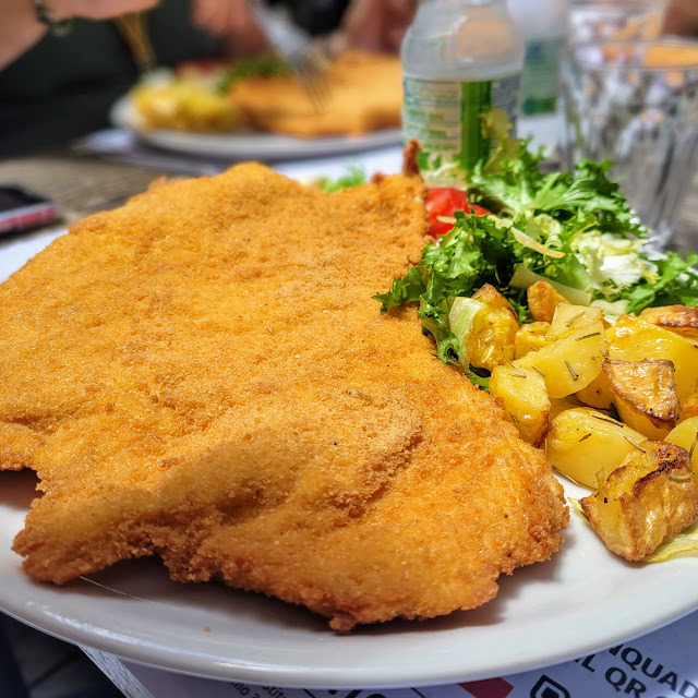 Cotoletta Di Pollo Con Patate E Insalata