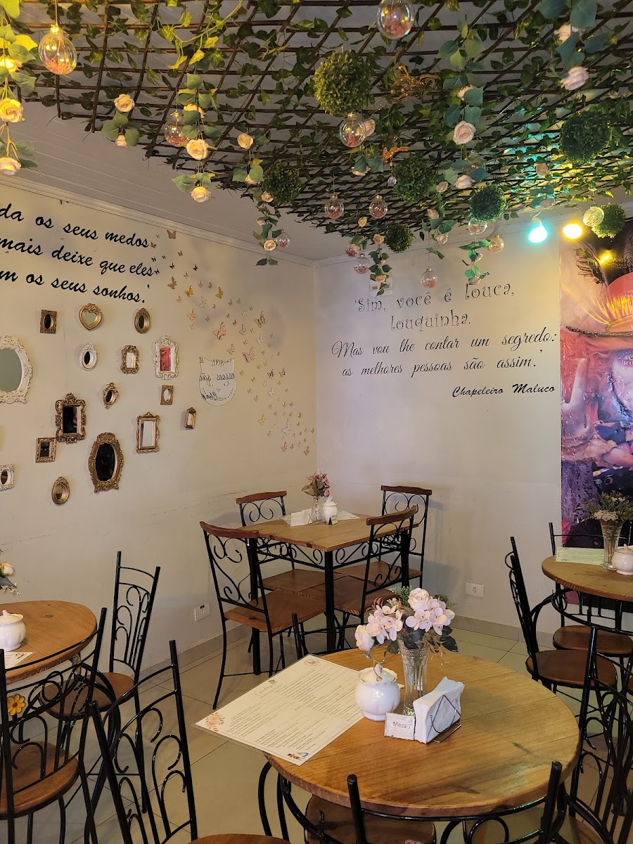 Caverna Café no País das Maravilhas