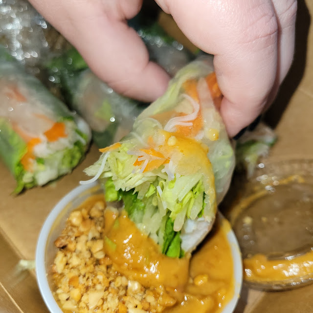 Fresh Roll with Prawns and Peanut Sauce