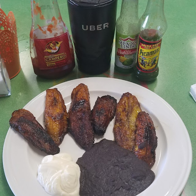 Platanos Fritos Con Frijol Y Crema