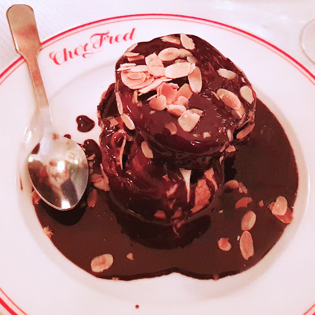 Grosse Profiterole Fourrée À la Glace Vanille