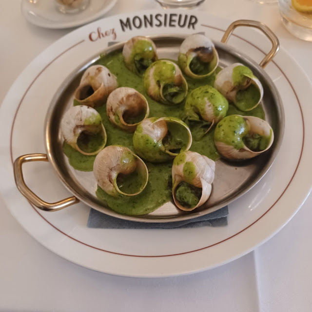 Escargots de Bourgogne Cuisinés Au Beurre-blanc Servis En Coquille