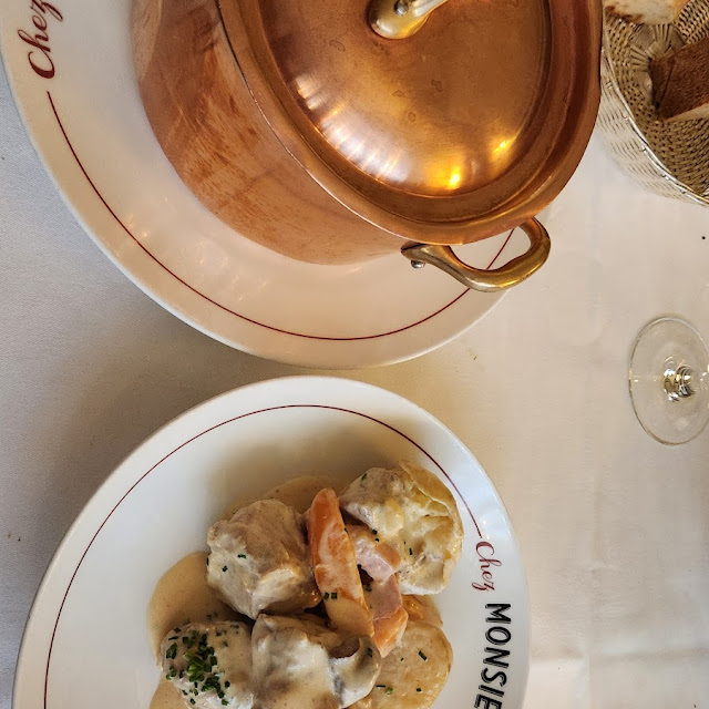 Blanquette de Veau Chez Monsieur Servie En Cocotte