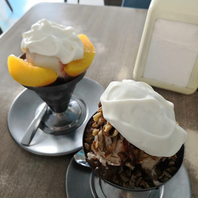 Peach Melba Y Hot Fudge Sundae