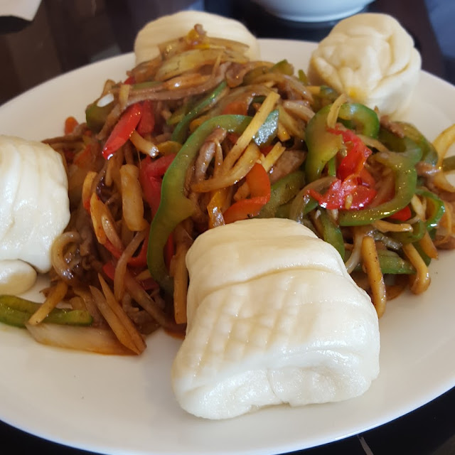 Stir Fried Beef with Capsicum and Vegetables Steamed Plain Rolls
