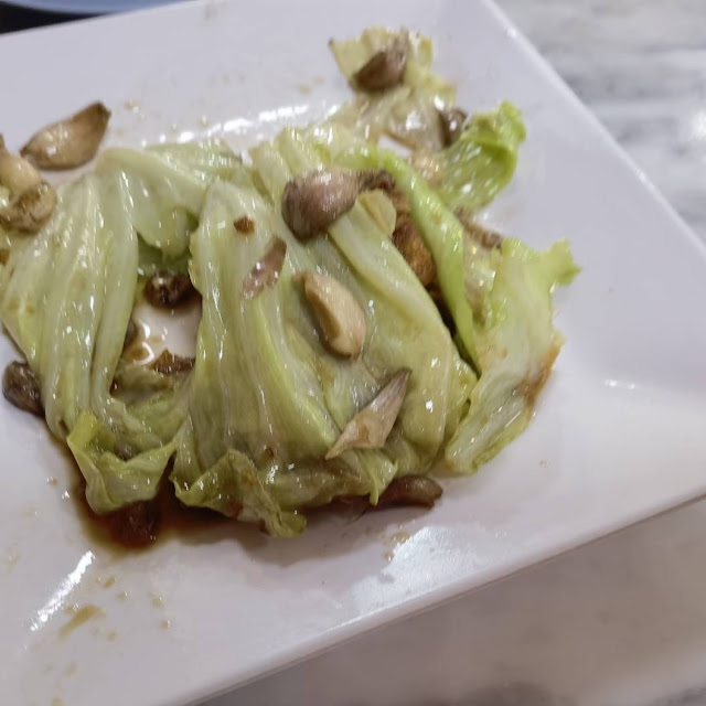 กะหล่ําปลีผัดน้ําปลาใส่หมูกรอบ