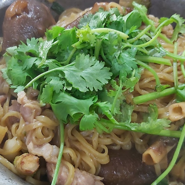 ขาห่านอบบะหมี่