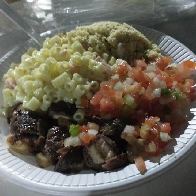Churrasquinho Completo Com Macarronese Espetinho de Carne C Queijo