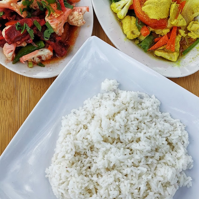 Nasi Putih Daging Merah Ayam Kunyit