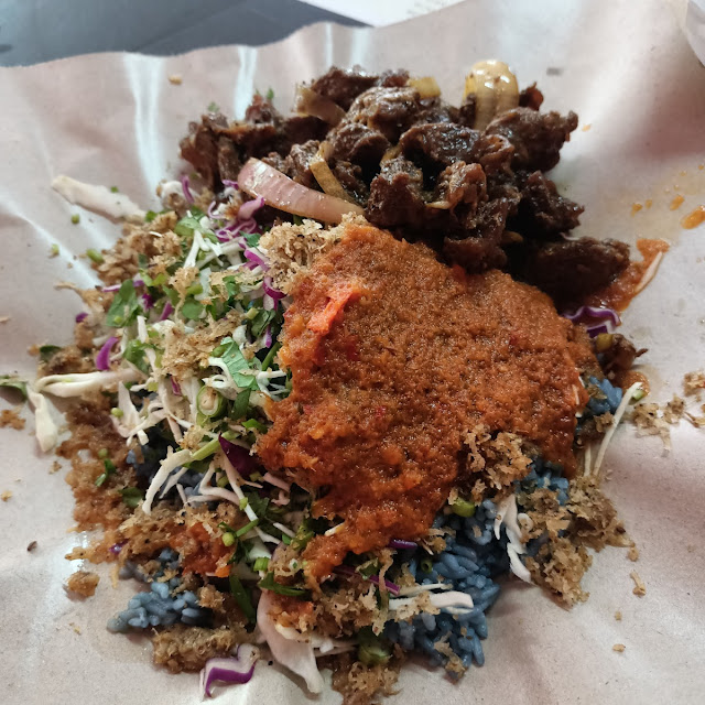 Nasi Kerabu Daging Goreng