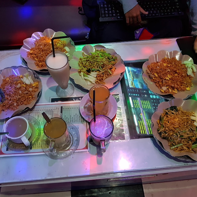 Skrng Hanya Nasgor Dan Mie Menunya Banyak Yg Dikurangi