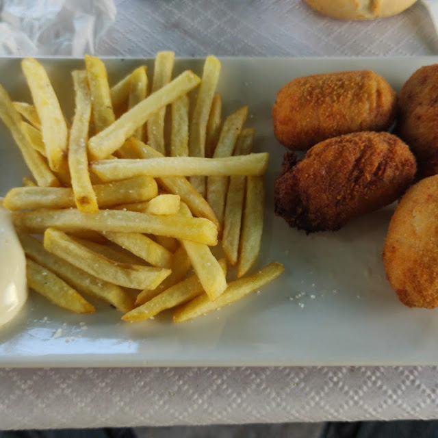 Croquetas Con Patatas Fritas Y Ali Oli