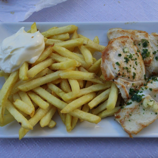 Filetes de Pollo Con Patatas Fritas Y Ali Oli