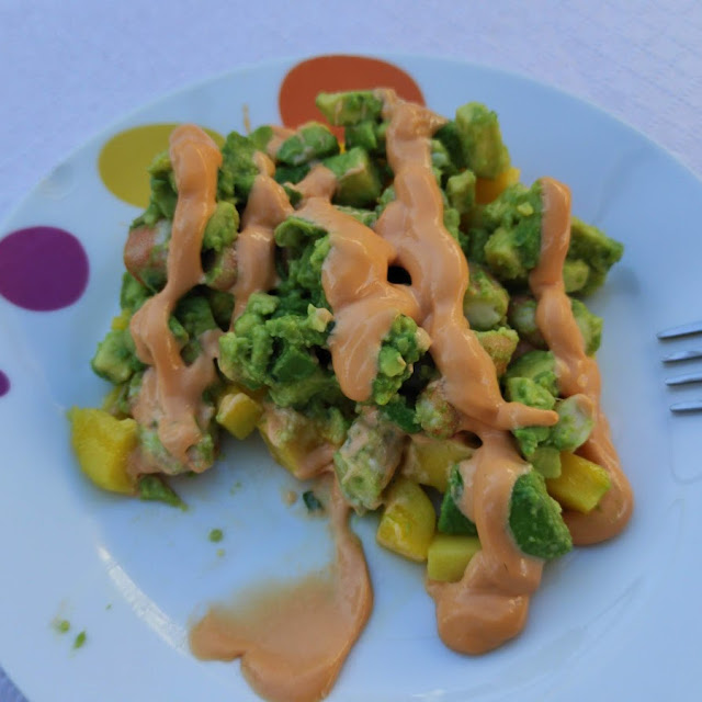 Ensalada de Aguacate Y Mango Con Langostinos