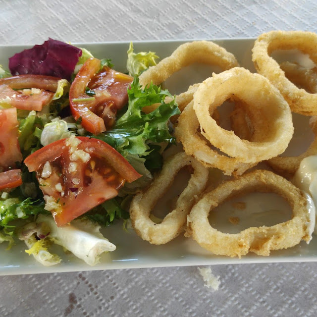 Anillas de Calamar Con Ensalada