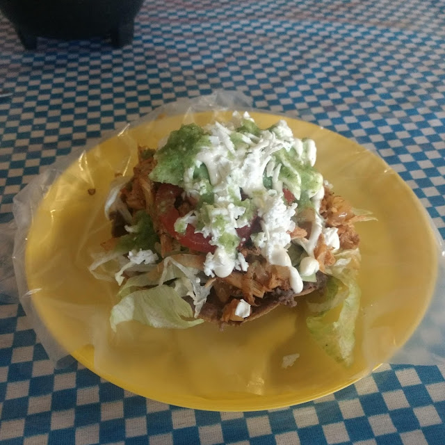 Tostada de Tinga Antojitos Mexicanos