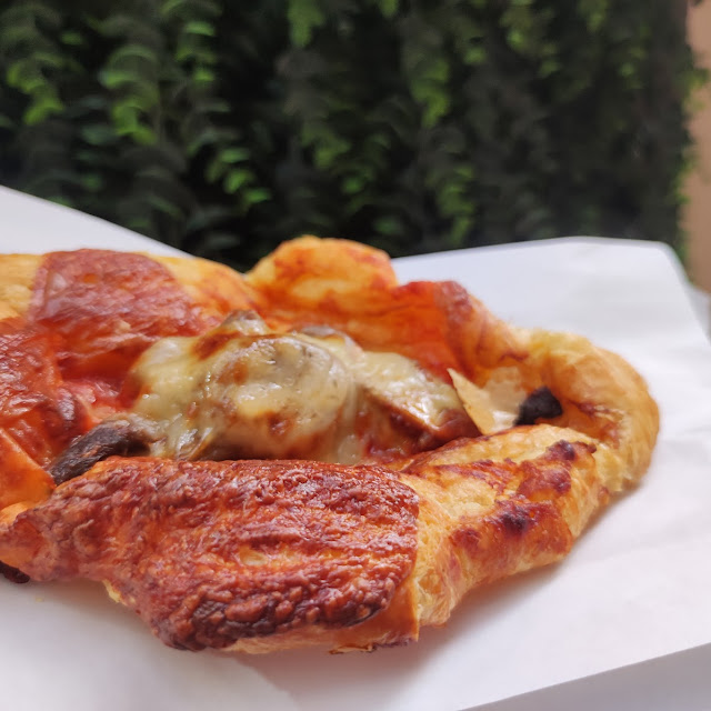 Croissant de Queso Azul Y Mermelada de Melocotón