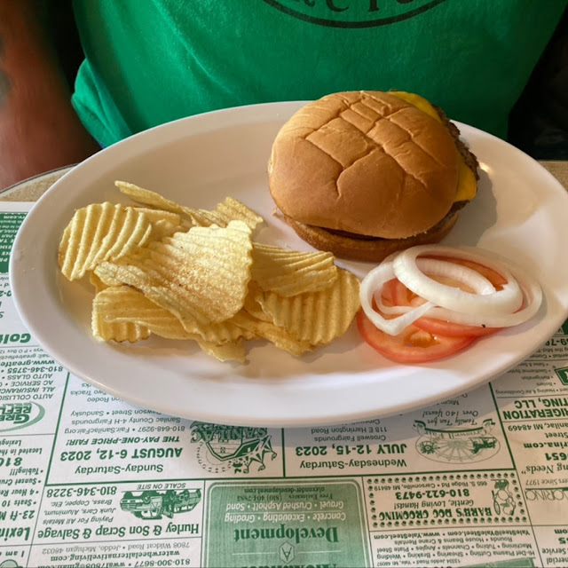 Cheeseburger with Chips