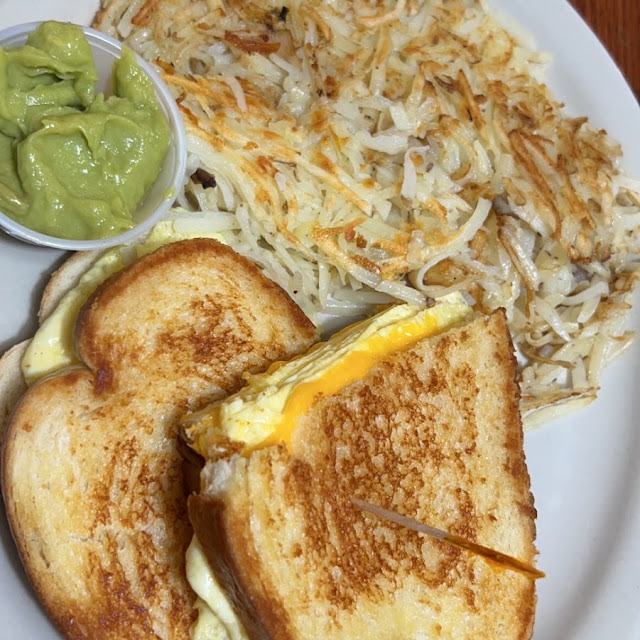 Egg Sandwich with Hashbrowns