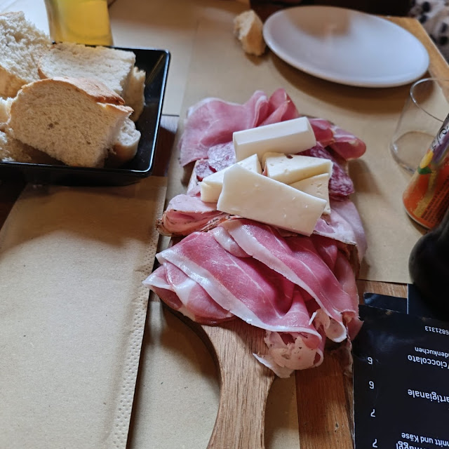 Tagliere Misto Di Salumi E Formaggi