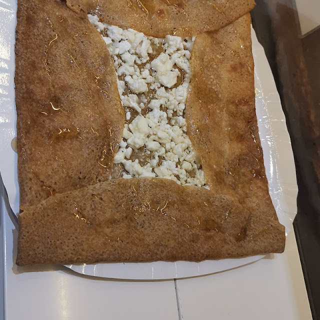 Gallette Di Grano Saraceno Con Formaggio Di Capra E Miele
