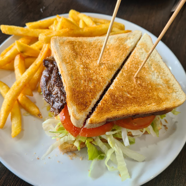 Steak Sandwich with Chips