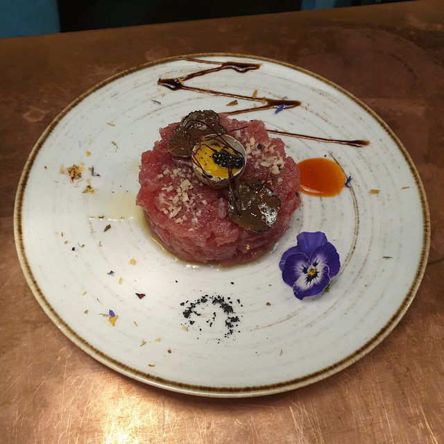 Tartara Di Tonno Con Uovo Di Quaglia E Tartufo