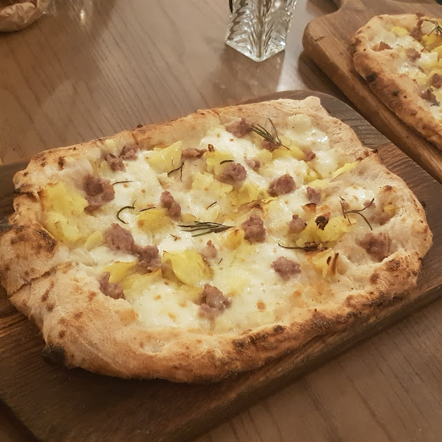 Pinsa Con Salsiccia E Patate
