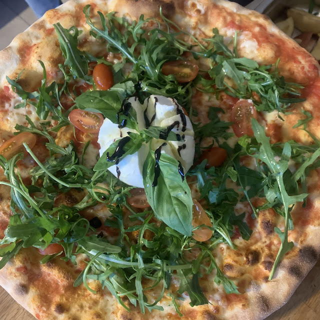 Pizza Lucia Con Rucola Pomodorini E Mozzarella Di Bufala