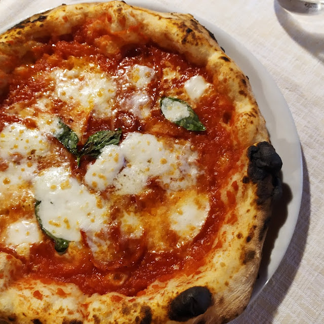 Pizza Margherita Con Il Bordo Ripieno Di Ricotta