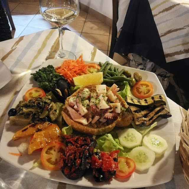 Vicciatella Con Insalata Di Calamari