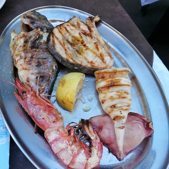 Mixed Grilled Fish Comme On Le Voit Pas de Petit Profit 2 Gambas Annoncées 1 A l'Arrivée